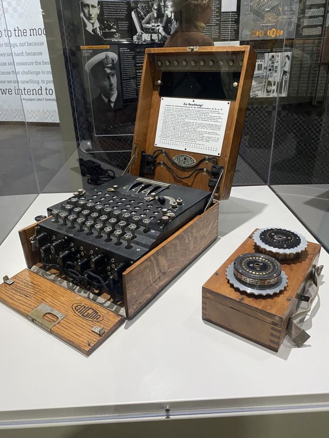 ----ComputerMuseum-EnigmaMachine-----