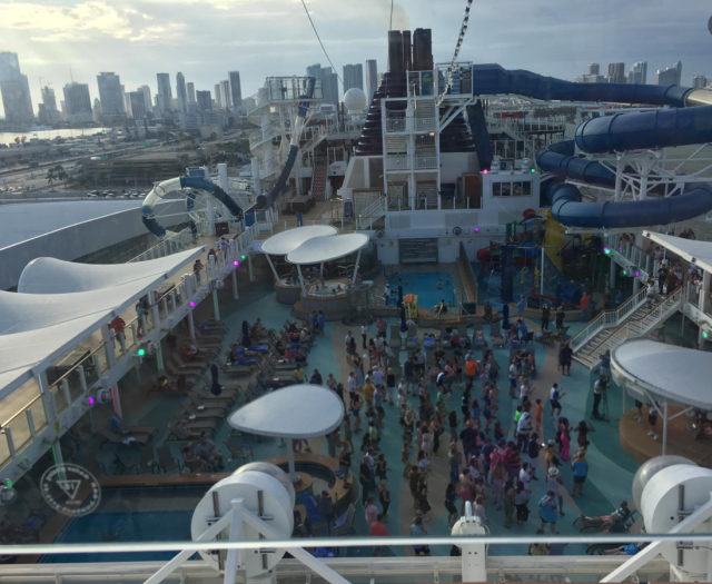 _2022-03-18_1800_Carribean_NorweiganJoy-Parrothead-Pool_view-from-above