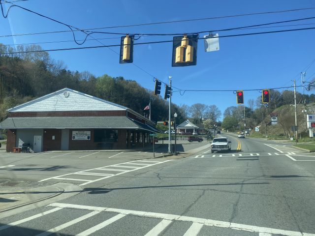 2022-04-19_GAMcCaysville,Driving-south-stoplight-left