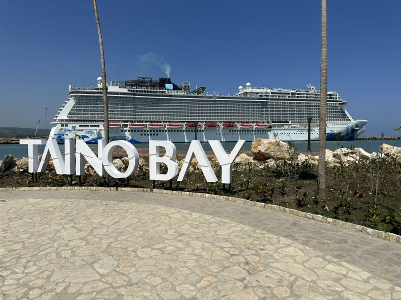 DRPuertoPlata,TainoBay_Sign-and-cruise-ship