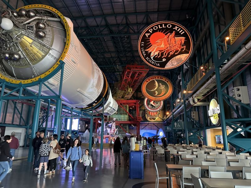 KennedySpaceCenter_Apollo-SaturnV-building_centerAisle3