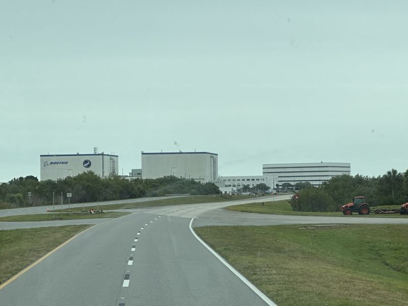 KennedySpaceCenter_Assembly-Building-near-assembly-building