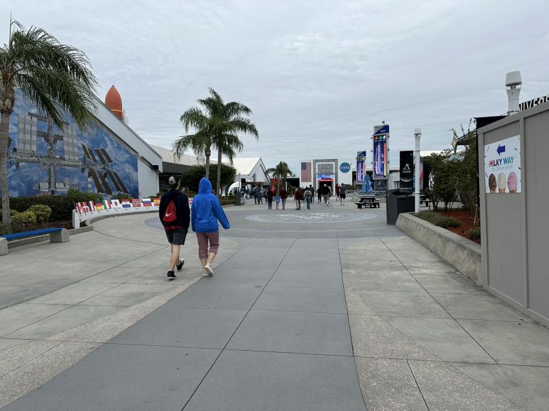 KennedySpaceCenter_area-just-after-entrance-to-park