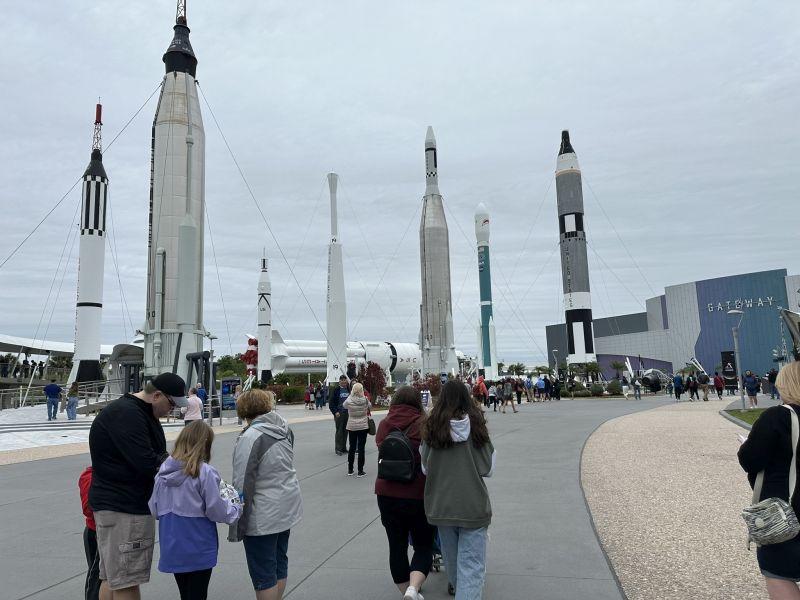 KennedySpaceCenter_entrance-rockets