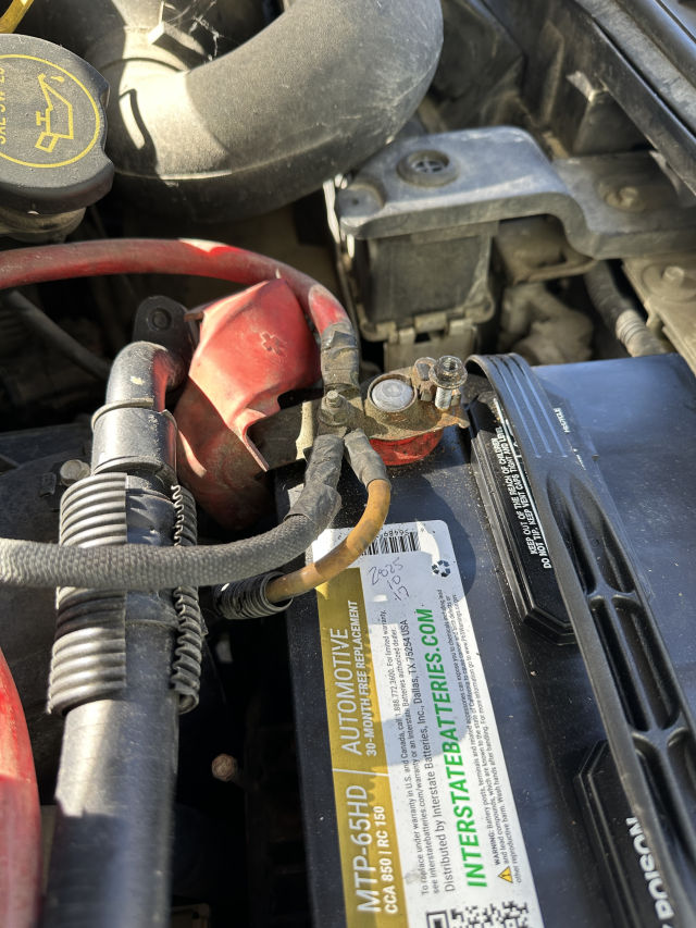 2025-10-17_TNCopperhill,NAPA-auto-parts_New-Battery_Terminal-not-secure