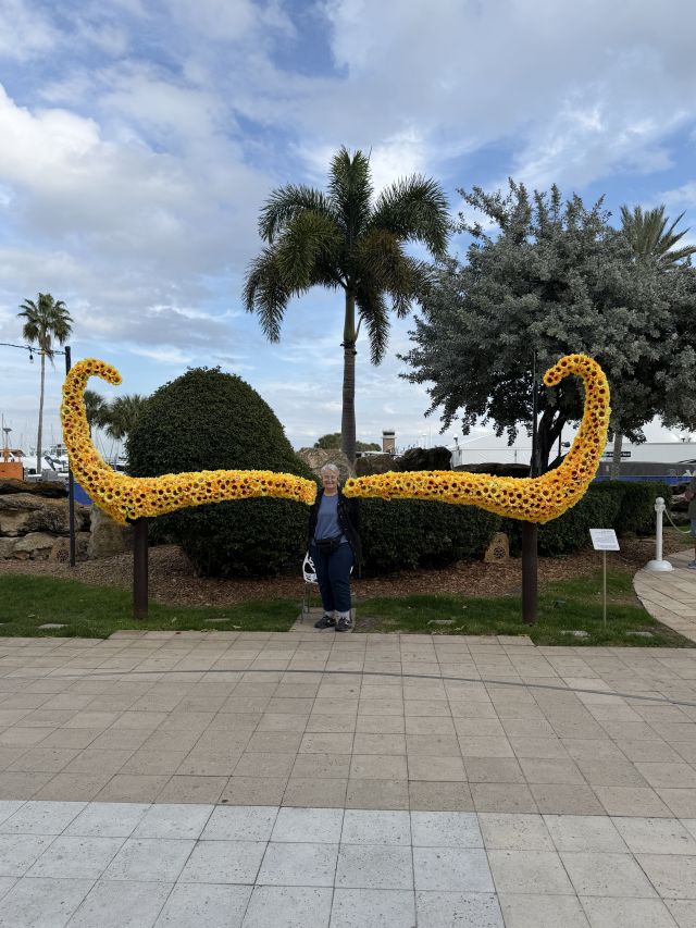 2026-01-13_FLStPetersburg,DaliMuseum-Art-Moustache_tourist-in-middle