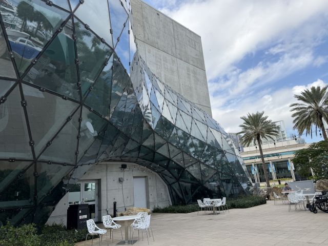 2026-01-13_FLStPetersburg,DaliMuseum-Window-outsideView